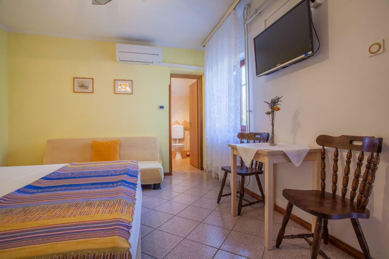 Rooms Ester Cres Exterior photo