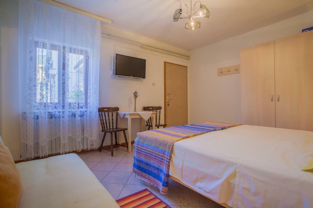 Rooms Ester Cres Exterior photo